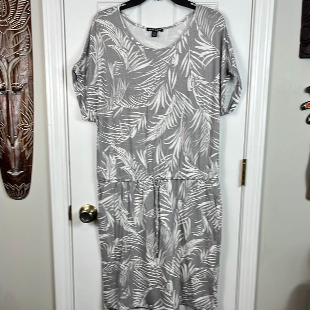 NEOT Hilary Radley grey/white flowered dress,Large. Elastic waistband.